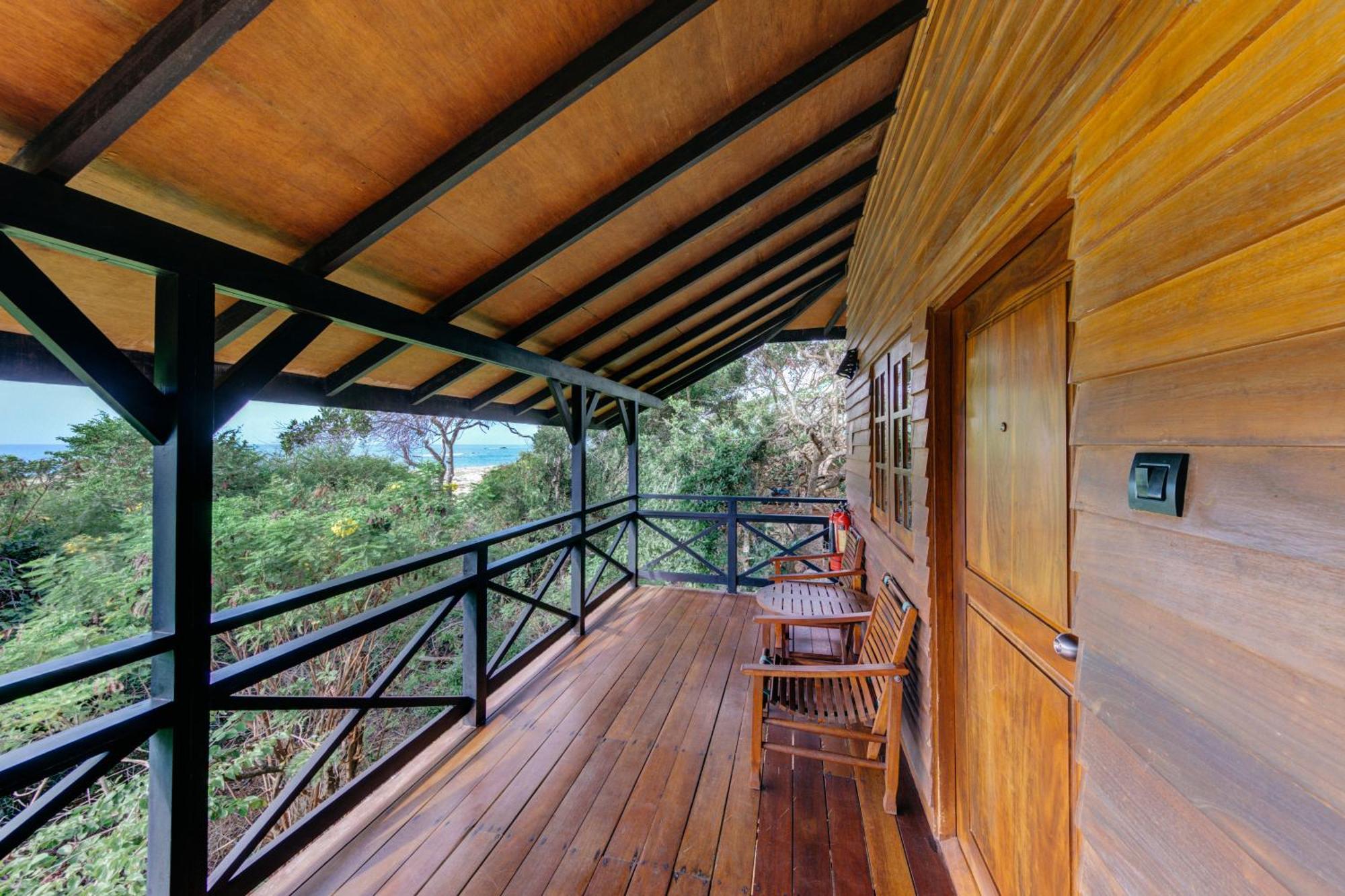 Cinnamon Wild Yala Kültér fotó The balcony of a treehouse at the lodge