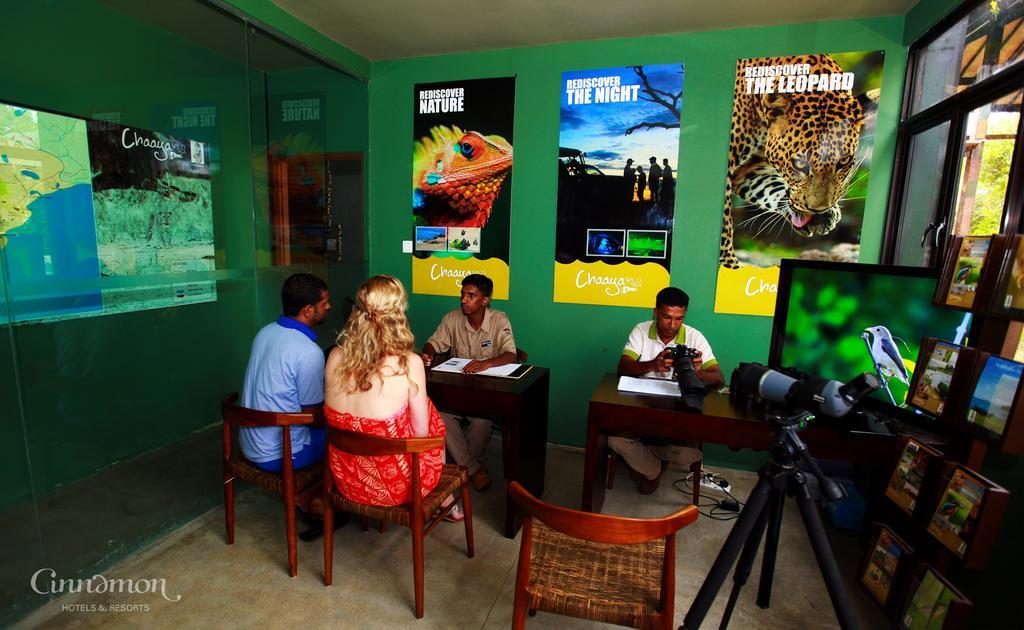 Cinnamon Wild Yala Kültér fotó Visitors planning their safari at the reception